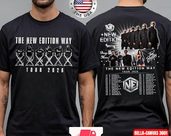 Może przedstawiać: Czarny t-shirt z białym napisem "THE NEW EDITION WAY TOUR 2026". Przód przedstawia krzesła reżyserskie i nazwiska. Tył pokazuje zdjęcie grupowe i daty trasy. Wyprodukowano w USA.