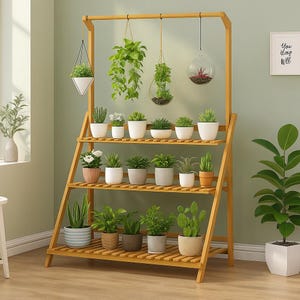 Può includere: Un portapiante in bambù marrone chiaro con tre ripiani, che espone varie piante in vaso. Le piante sospese in globi di vetro e un vaso geometrico aggiungono interesse visivo. Il supporto è contro un muro verde chiaro.