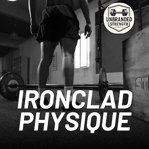 Puede incluir: Imagen en blanco y negro de una persona en un gimnasio con una barra. El texto "IRONCLAD PHYSIQUE" se muestra de forma destacada. También es visible el logotipo de "UNBRANDED STRENGTH".