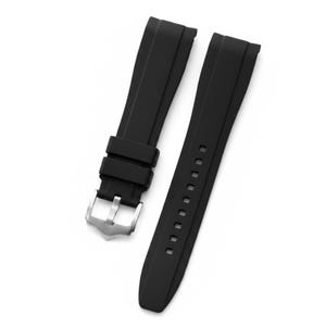 K&ouml;nnte beinhalten: Ein schwarzes Uhrenarmband aus Kautschuk, bestehend aus zwei separaten Teilen. Ein Teil verf&uuml;gt &uuml;ber eine silberfarbene Dornschlie&szlig;e aus Metall und zwei verschiebbare Schlaufen, w&auml;hrend das andere Teil eine Reihe rechteckiger L&ouml;cher aufweist.
