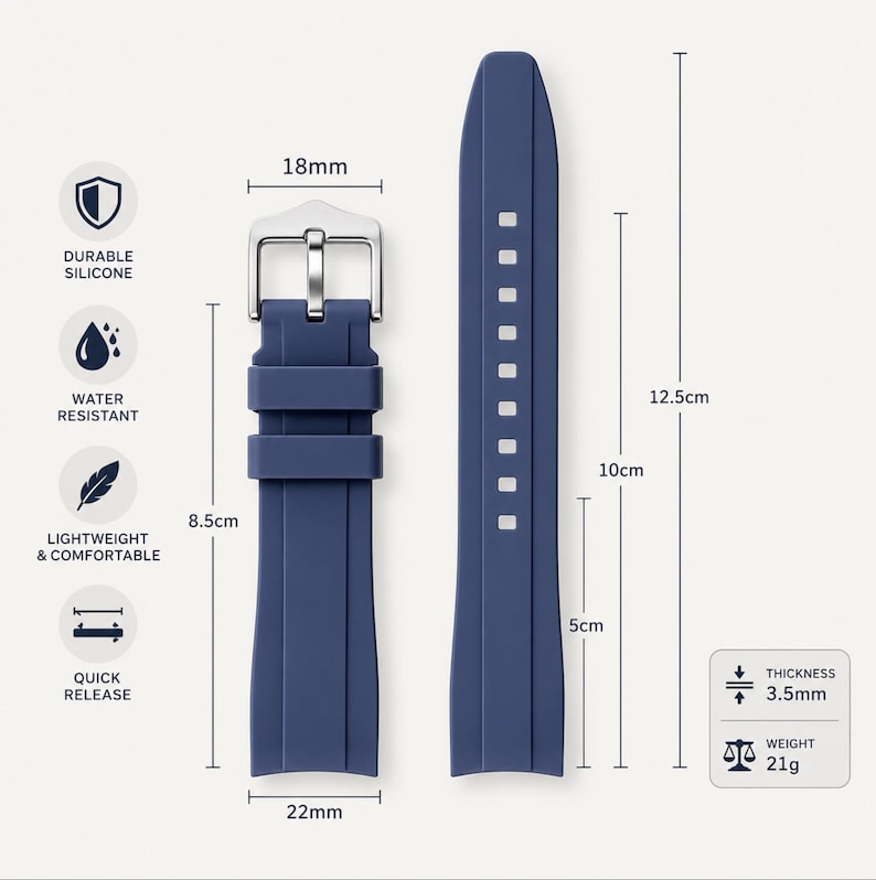 K&ouml;nnte beinhalten: Ein dunkelblaues Silikon-Uhrenarmband mit silberner Schlie&szlig;e. Das Band hat eine Ansto&szlig;breite von 18 mm, eine Basisbreite von 22 mm und eine Dicke von 3,5 mm. Es wiegt 21 g und zeigt L&auml;ngenmarkierungen von 5 cm, 8,5 cm, 10 cm und 12,5 cm an.