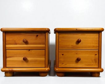 Par de mesitas de noche vintage escandinavas de pino macizo / 2 cajones, Suecia, años 80