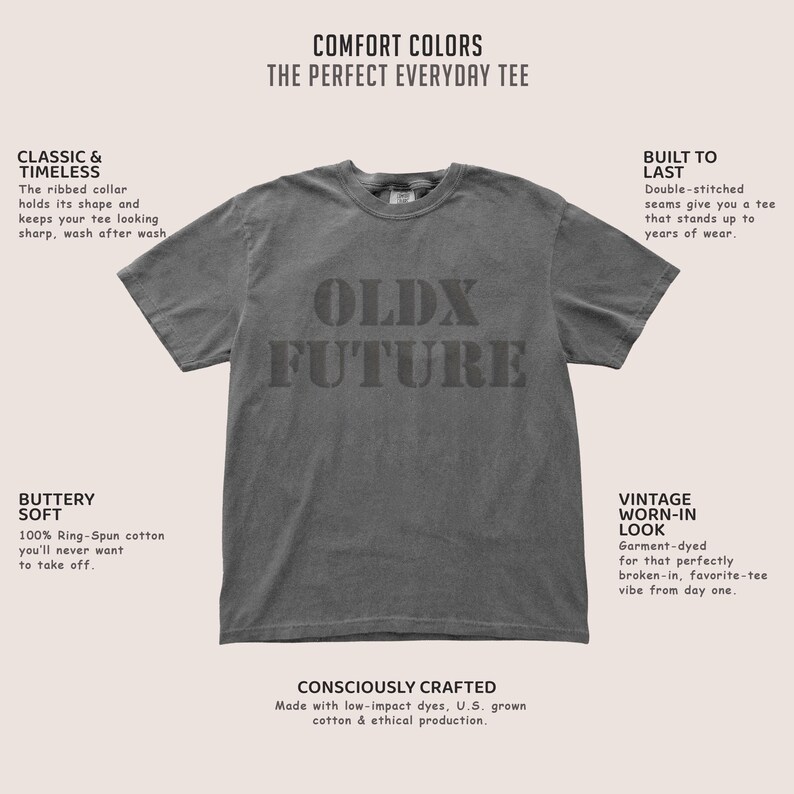 Puede incluir: Una camiseta gris Comfort Colors con el texto "OLDX FUTURE" en una fuente de bloque. La camiseta tiene un cuello redondo cl&aacute;sico y mangas cortas. El texto "COMFORT COLORS THE PERFECT EVERYDAY TEE" est&aacute; en la parte superior.