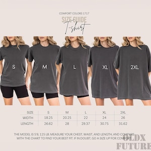 Puede incluir: Una gu&iacute;a de tallas para una camiseta gris, con tallas S, M, L, XL y 2XL mostradas en modelos. La gu&iacute;a incluye medidas de ancho y largo en pulgadas. Tambi&eacute;n se ve el texto "COMFORT COLORS 1717" y "SIZE GUIDE T-shirt".