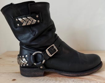 Frye Jenna Braid Stud Kurze Stiefel aus schwarzem Leder Moto Harness Y2K Damen 9B