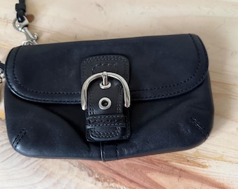 Mini cartera de mano Coach SoHo de piel negra con hebilla y solapa, estilo años 20
