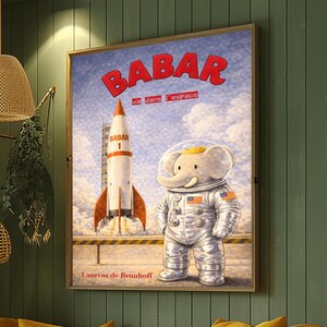 以下が含まれることがあります： 黄色いベビーベッド、プーフ、枕のある子供部屋。宇宙服を着たババール象の額入りポスターがロケットの前に立っています。部屋には緑色の壁、窓、装飾照明があります。