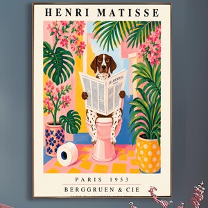 Puede incluir: Una lámina de arte mural enmarcada titulada Henri Matisse Paris 1953 Berggruen & Cie que muestra a un perro marrón y blanco sentado en un inodoro leyendo un periódico, rodeado de plantas en macetas y flores rosas en un entorno interior ilustrado.