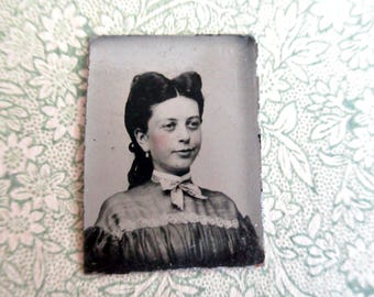 Ancienne photo miniature, type ferro, années 1800, jeune femme au doux sourire, regard entendu, joues teintées