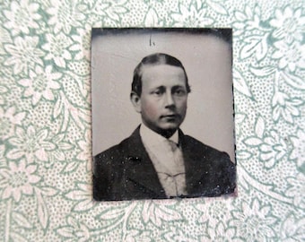 Photo ancienne avec pierre précieuse - années 1800, beau jeune homme, bien habillé, joues teintées