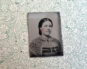ancienne miniature photo dactylographiée - années 1800, femme avec cape au crochet, joues teintées