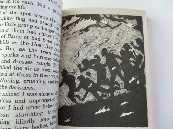 80s book The War of the Worlds H G Wells science fiction Martians classic paperback Moby Books 80s book The War of the Worlds H G Wells science fiction Martians classic paperback Moby Books
