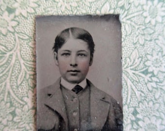 Photo miniature antique, type ferro, années 1800, beau jeune garçon, bien habillé, joues teintées