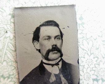 Photo ancienne miniature type fer blanc - années 1800, beau jeune homme avec moustache