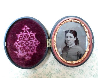 Type ancien ovale en gutta percha Union Case Littlefield, Parson's & Co - Jeune femme aux cheveux bouclés, boutons et joues teintés