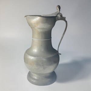 Rara pieza de peltre suizo de Valais de principios del siglo XIX, Bauchkanne Alvazzi e. Castel con forma de cabeza de carnero.