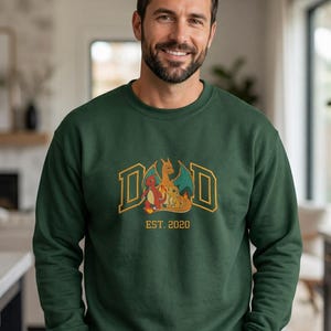 Personlig broderad pappatröja – Poke Anime-inspirerad EST-årströja