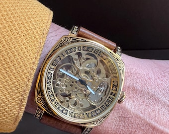 Orologio scheletrato di lusso: movimento meccanico inciso, cinturino in pelle nera