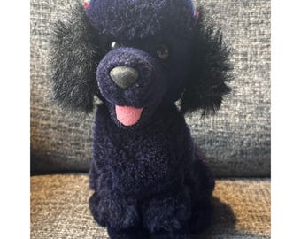 Perro caniche Dakin negro y morado de peluche de 1994, lazos rojos, boca abierta, sentado