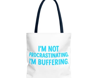 Bolsa de tela con frase divertida: «No estoy procrastinando, estoy almacenando en búfer».