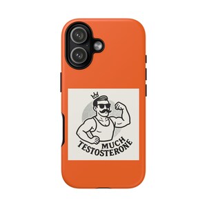 Puede incluir: Funda de teléfono naranja con una ilustración en blanco y negro de un hombre musculoso con bigote y corona flexionando su bíceps. El texto "MUCH TESTOSTERONE" está debajo.
