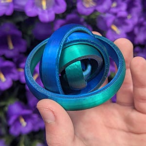 3D-utskriven kinetisk gyro-fidgetspinner, färgskiftande blågrön, tyst skrivbordsleksak