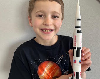 NASA アポロ サターン V 5 ロケットの模型。手彫りのマホガニー材で作