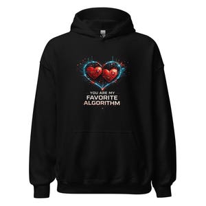 Puede incluir: Sudadera con capucha negra con un gráfico de dos corazones rojos conectados por líneas azules, con el texto blanco "YOU ARE MY FAVORITE ALGORITHM". El diseño está centrado en el pecho.