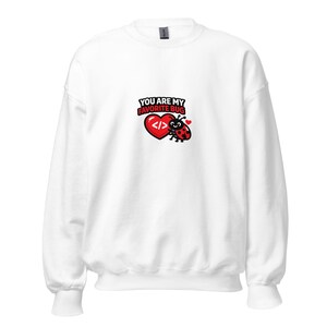 以下が含まれることがあります： 赤いハートと漫画のてんとう虫の上に「YOU ARE MY FAVORITE BUG」というテキストがプリントされた白いスウェットシャツ。ハートにはコードブラケットのシンボルが付いています。