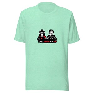 Puede incluir: Camiseta verde claro con un gráfico de dos programadores de dibujos animados en ordenadores. El texto "I ONLY DEBUG WITH YOU" está debajo de la imagen. La camiseta es de un material suave.