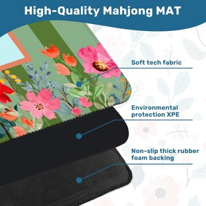 Puede incluir: Primer plano de un tapete de Mahjong floral con un fondo a rayas verdes y blancas. El tapete presenta flores rosas y rojas con hojas verdes. El texto "High-Quality Mahjong MAT" est&aacute; en la parte superior.