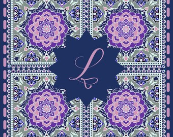 Puede incluir: Un pañuelo cuadrado con un patrón de mandala repetitivo en tonos púrpura, lavanda y gris sobre un fondo azul oscuro. El centro muestra un emblema en forma de estrella azul oscuro con una letra L cursiva de color púrpura claro.