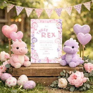 K&ouml;nnte beinhalten: Eine Geburtstagsparty-Szene mit Dinosaurier-Thema. Enth&auml;lt eine "Three Rex"-Einladung, Pl&uuml;sch-Dinosaurier-Spielzeuge, herzf&ouml;rmige Ballons und dekorative Eier. Die Szene ist mit Blumen geschm&uuml;ckt.