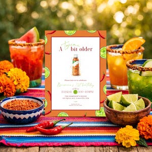Peut inclure: Invitation de fête d'anniversaire sur le thème Tajin. L'invitation présente une bouteille de Tajin, des tranches de citron vert et des piments. Des cocktails colorés avec des bords de Tajin, de la pastèque et des tranches d'orange sont également visibles.