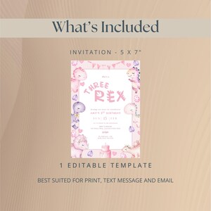 K&ouml;nnte beinhalten: Eine rosa Einladungsvorlage mit Dinosaurier-Motiv, 12,7 x 17,8 cm. Das Design enth&auml;lt den Text "Three Rex" und Dinosaurier-Illustrationen. Geeignet f&uuml;r Druck, SMS und E-Mail.