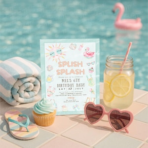 Può includere: Una scena a tema estivo con un invito di compleanno, un cupcake, occhiali da sole e una bevanda. L'invito recita "Splish Splash Mel's 6th Birthday Bash". Un asciugamano a righe arrotolato e un fenicottero rosa sullo sfondo.
