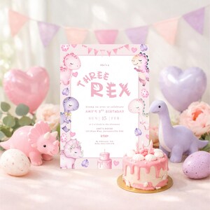 K&ouml;nnte beinhalten: Eine Geburtstagsparty-Szene in Rosa und Lila. Eine zentrale Einladung lautet "Three Rex" f&uuml;r Amys 3. Geburtstag. Dekorationen umfassen Dinosaurierfiguren, Luftballons, einen Kuchen und ein Banner. Das Gesamtbild ist weich und verspielt.