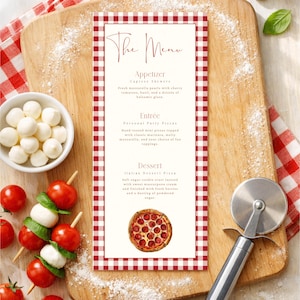 Op de afbeelding: Een houten snijplank met een Italiaans menu, omlijst door een rood-wit geblokt patroon. Het menu bevat voorgerechten, hoofdgerechten en desserts. Ingrediënten zoals tomaten, mozzarella en basilicum zijn ook aanwezig.
