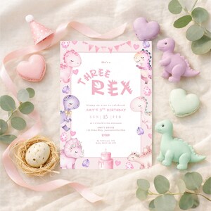 K&ouml;nnte beinhalten: Eine rosa-wei&szlig;e Geburtstagseinladung mit dem Text "Three Rex" und Dinosaurier-Illustrationen. Die Szene umfasst Dinosaurierfiguren, herzf&ouml;rmige Makronen und eine Partyhut, alles dekorativ angeordnet.