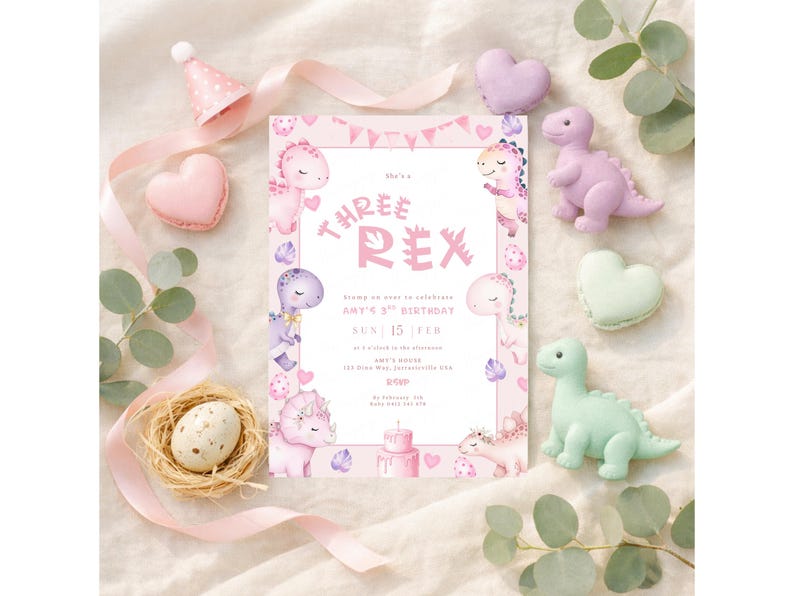 K&ouml;nnte beinhalten: Eine rosa-wei&szlig;e Geburtstagseinladung mit dem Text "Three Rex" und Dinosaurier-Illustrationen. Die Szene umfasst Dinosaurierfiguren, herzf&ouml;rmige Makronen und eine Partyhut, alles dekorativ angeordnet.