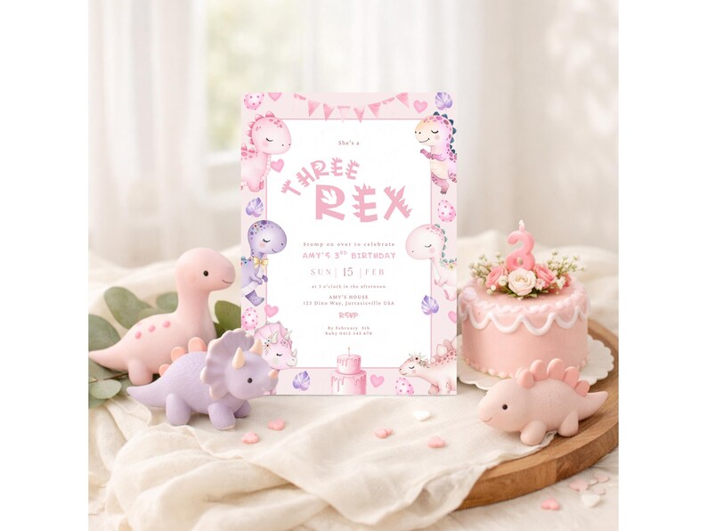 K&ouml;nnte beinhalten: Eine rosa Geburtstagseinladung mit dem Text "Three Rex" und Dinosaurier-Illustrationen. Die Szene umfasst Spielzeugdinosaurier, einen kleinen Kuchen mit einer Kerze mit der Zahl 3 und herzf&ouml;rmige Konfetti. Die Einladung ist f&uuml;r Amys 3. Geburtstag.