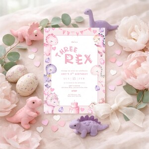 K&ouml;nnte beinhalten: Eine rosa und lila Dinosaurier-Geburtstagseinladung mit dem Text "Three Rex". Die Einladung ist von rosa Dinosaurierspielzeugen, Eiern, Blumen und herzf&ouml;rmigen Konfetti umgeben. Die Einladung ist f&uuml;r einen 3. Geburtstag.