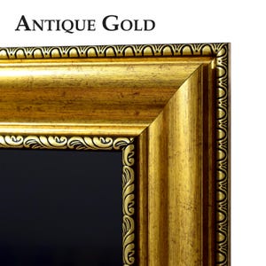 Pode incluir: Close-up de um canto de moldura dourada antiga. A moldura tem um design detalhado e ornamentado com um acabamento texturizado. O texto "ANTIQUE GOLD" está no topo. A moldura é de uma cor dourada quente.