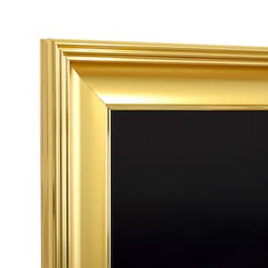 Op de afbeelding: Close-up van een goudkleurige fotolijst met een zwart interieur. De lijst heeft een gedetailleerd, gelaagd ontwerp en een glanzende afwerking. De lijst staat tegen een witte achtergrond.