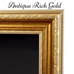 Op de afbeelding: Een antieke rijke gouden fotolijst met een meerlaags profiel, een kralen buitenrand en een binnenrand versierd met reliëfbladpatronen. De lijst heeft een diepe, metallic afwerking met donkere accenten en een zwart middenstuk.
