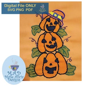 Może przedstawiać: Projekt przedstawiający stos trzech pomarańczowych dyni z uśmiechniętymi twarzami jack-o'-lantern. Górna dynia ma na sobie kapelusz. Zielone liście i pnącza otaczają dynie. Widoczny jest tekst "Digital File ONLY SVG PNG PDF".