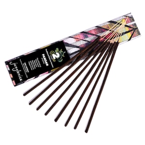 Op de afbeelding: Een rechthoekige doos met Junglenice Pandan wierookstokjes met een geometrisch patroon in zwart, wit, roze en geel. Het zwarte label bevat de tekst 2 Hour, Traditional Balinese Incense, Pandan, Peaceful Mind, Stress Relief en 100% Natural.