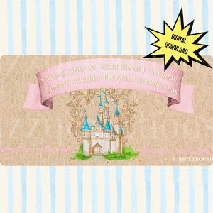 Puede incluir: Una tarjeta de descarga digital con una ilustración en acuarela del castillo de Cenicienta. La tarjeta presenta una pancarta rosa con el texto "I'M MOVING TO WALT DISNEY WORLD! A DISNEY COLLEGE PROGRAM CELEBRATION." El fondo tiene rayas azules y blancas.