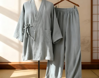 Kimono de algodón japonés gris claro para hombre: ropa de estar por casa ligera, bata de spa zen o regalo informal para él.