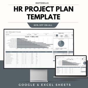 Op de afbeelding: Een digitale HR-projectplansjabloon weergegeven op een computermonitor en een laptop. De sjabloon bevat een taakplanning, taakstatus en projectdetails. De tekst op de afbeelding luidt "HR PROJECT PLAN TEMPLATE" en "60% OFF ON ALL".